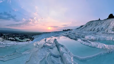Türkiye’nin batısında yer alan Denizli, tarihi zenginlikleri, doğal güzellikleri ve