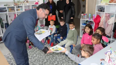 Belediye Başkan Arslan, ilkokul öğrencileriyle bir araya gelerek onlara boyama