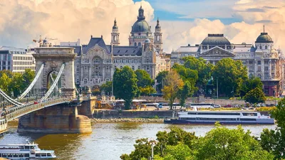 Macaristan’ın başkenti Budapeşte, Tuna Nehri’nin ikiye böldüğü büyüleyici bir şehir.
