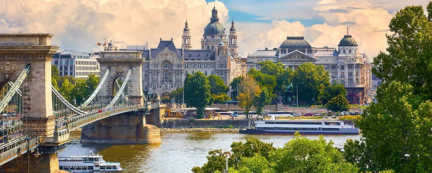 Macaristan’ın başkenti Budapeşte, Tuna Nehri’nin ikiye böldüğü büyüleyici bir şehir.