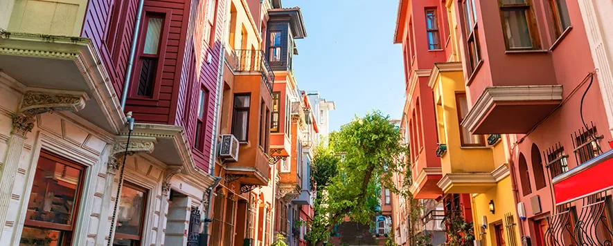 İstanbul’un Anadolu Yakası’nda yer alan Kuzguncuk, tarihi, kültürel zenginliği, huzurlu