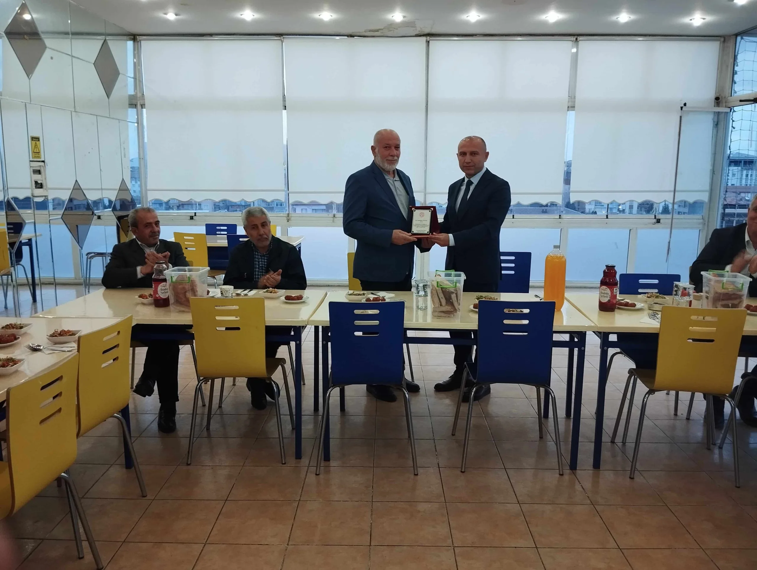 Yerköy İlçe Milli Eğitim Müdürü Necmettin Sağlam, Abdülkadir Yozgat’a Emekliliğinde