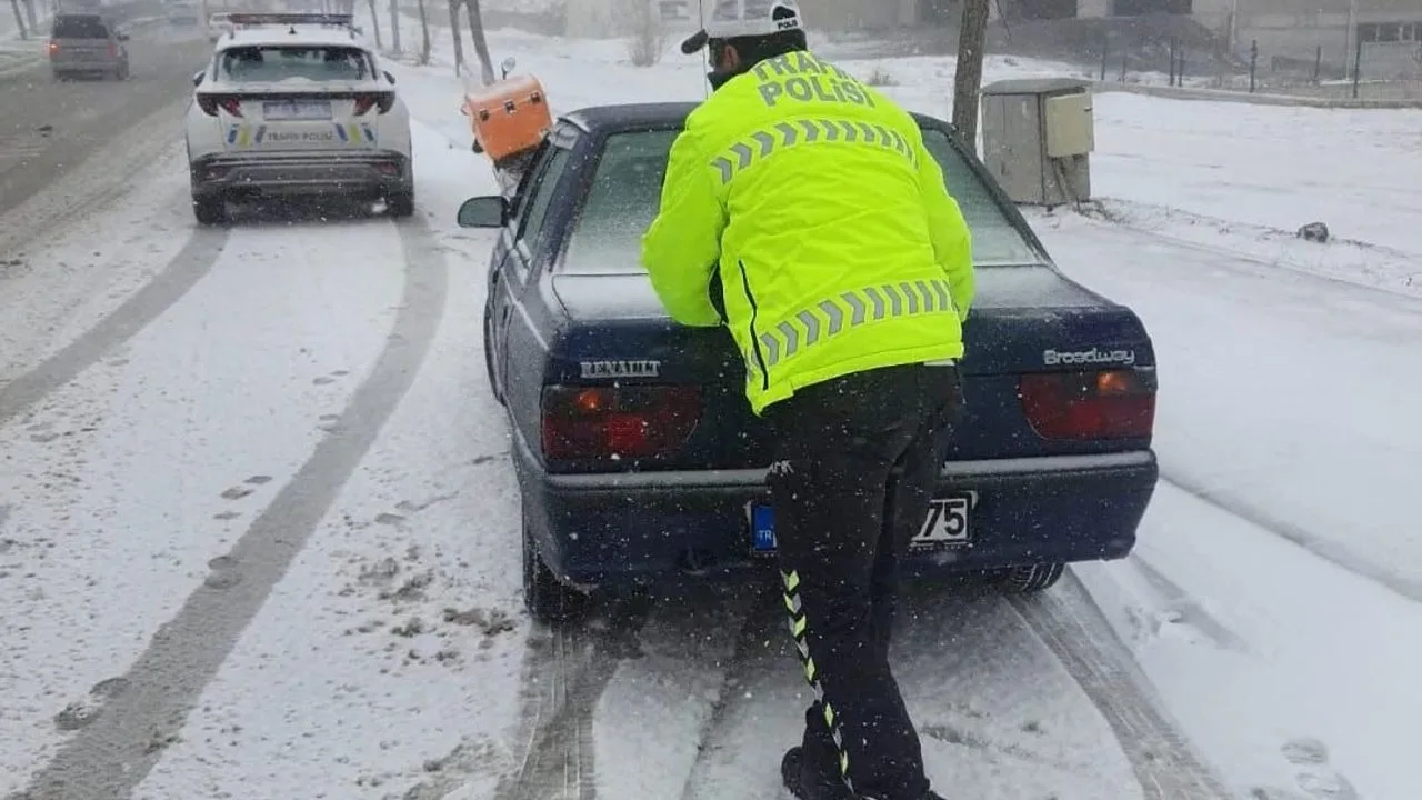 Yoğun Kar Yağışı Yozgat’ta Hayatı Olumsuz Etkiliyor: Mahsur Kalan Vatandaşlara