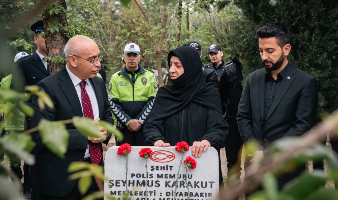 Polis Haftası kapsamında şehit polislerin kabirlerini ziyaret eden Diyarbakır İl