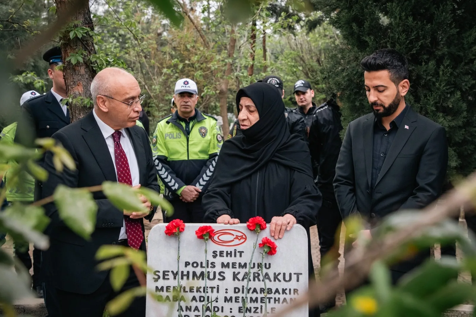 Polis Haftası kapsamında şehit polislerin kabirlerini ziyaret eden Diyarbakır İl