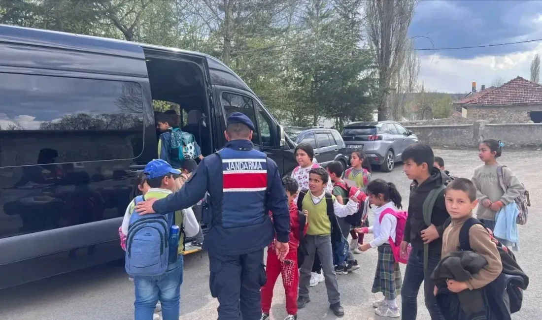 Yozgat İl Jandarma Komutanlığı, Akdağmadeni ilçesinde öğrencilerin güvenliğini artırmak amacıyla