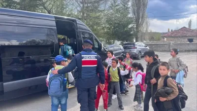 Yozgat İl Jandarma Komutanlığı, Akdağmadeni ilçesinde öğrencilerin güvenliğini artırmak amacıyla