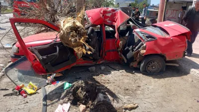 Sürücüsünün direksiyon hakimiyetini kaybettiği otomobil kaza yaptı, iki kişi yaralandı.