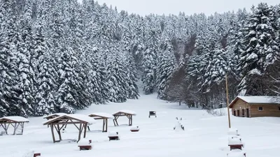 Bolu’nun büyüleyici doğasında, kışın beyaza bürünmüş dağlar ve sakin gölet