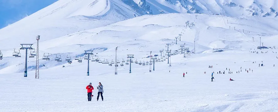 Her kış, karın büyüsüne kapılan tatilciler ve kayak severler gözlerini