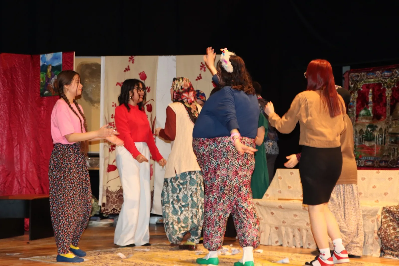 Yerköy Şehit İdris Aydoğdu Fen Lisesi öğrencilerinin sahnelediği “Kütük ve