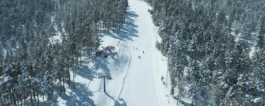 Her kış, karın büyüsüne kapılan tatilciler ve kayak severler gözlerini