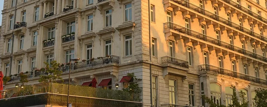 İstanbul’un kalbinde, tarihin derin izleriyle şekillenmiş bir mekan var: Pera