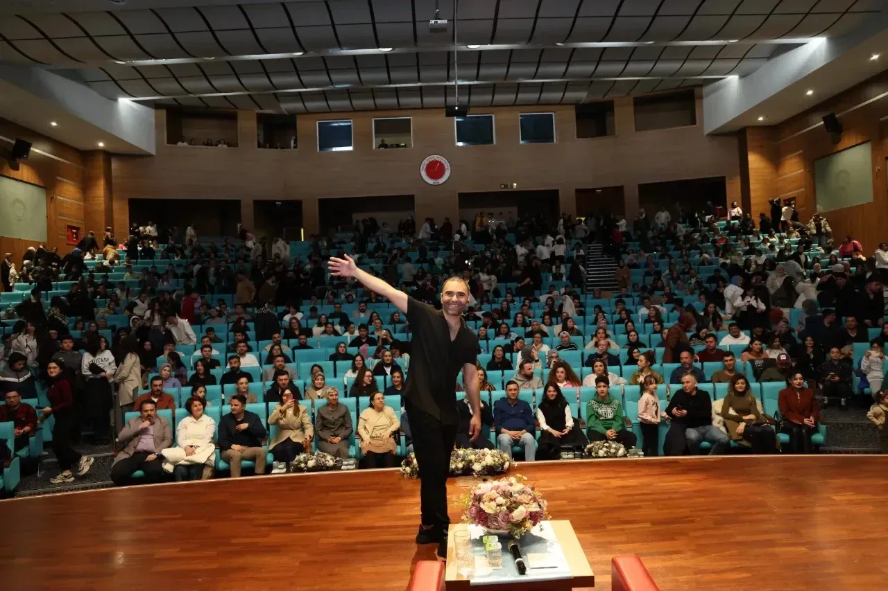  Ünlü komedyen Emrah Kaman, Yozgat Bozok Üniversitesi’nde sahne alarak