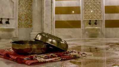 Tarihi bir yapının kapısından içeri girdiğinizde duyduğunuz taş kokusunu, duvarlara