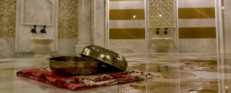 Tarihi bir yapının kapısından içeri girdiğinizde duyduğunuz taş kokusunu, duvarlara