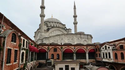 İpek Yolu’nun eski ve gizemli rotalarında, kervanların sırtındaki yüklü hazineler,