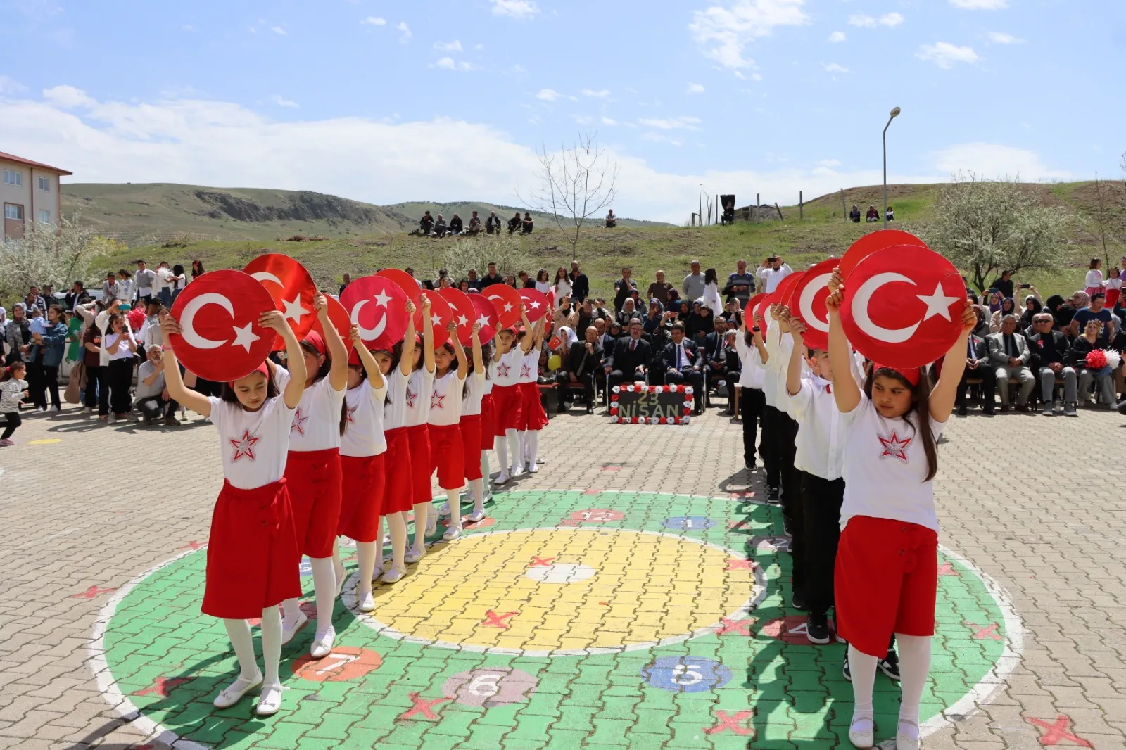 Yerköy’de 23 Nisan coşkusu TOKİ Şehit Ali Salamlı İlkokulu’nda düzenlenen