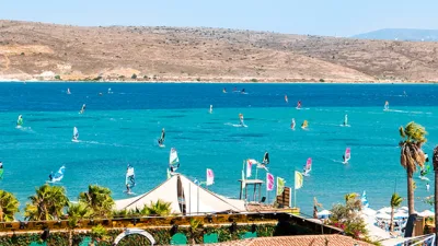 Ege’nin incisi Alaçatı, sörf tutkunlarının vazgeçilmez adresi olmaya devam ediyor.