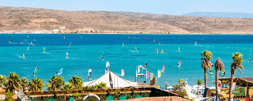 Ege’nin incisi Alaçatı, sörf tutkunlarının vazgeçilmez adresi olmaya devam ediyor.