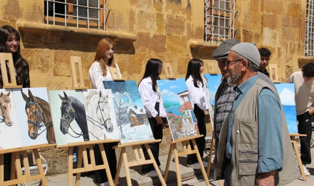 Güzel Sanatlar Lisesi Öğrencilerinden Tarihi Yozgat Lisesi Bahçesinde Sanat Dolu Sergi Yozgat Nida Tüfekçi Güzel Sanatlar Lisesi öğrencilerinin yıl boyunca hazırladığı