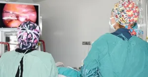 30 yaşındaki kadın hastanın karnından 20 santimetrelik dev kitle, Jinekolojik