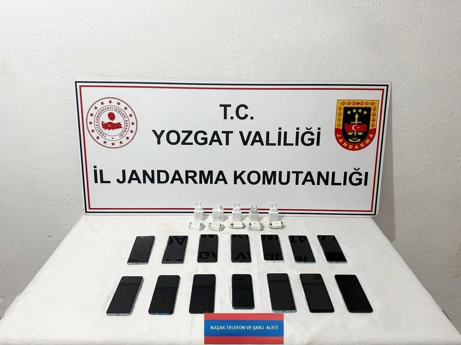 Yozgat İl Jandarma Komutanlığı ekipleri, Sorgun’da gerçekleştirdikleri operasyonda kaçak cep