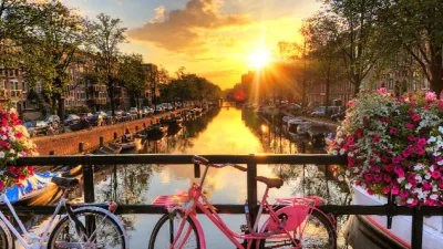 Amsterdam, Hollanda’nın renkli ve hareketli bir kenti. Dünyanın en neşeli