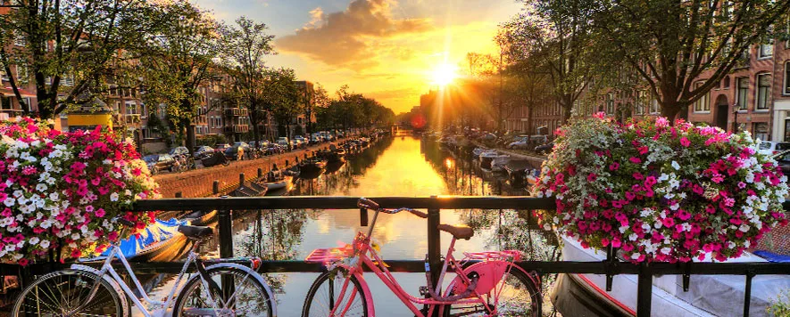 Amsterdam, Hollanda’nın renkli ve hareketli bir kenti. Dünyanın en neşeli
