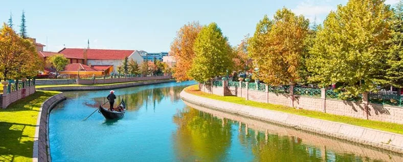 Eskişehir, genç nüfusu ve enerjik atmosferiyle dikkat çeken bir şehirdir.