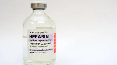 Heparin kanın pıhtılaşmasını engelleyerek damar tıkanıklıkları, kalp krizi, inme gibi