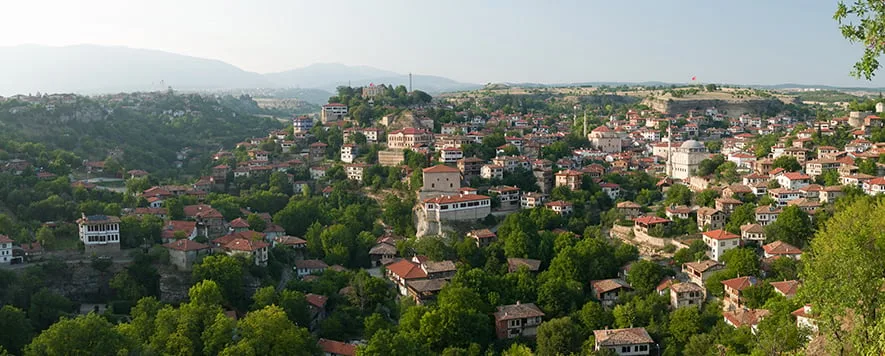 Karabük, Türkiye’nin Karadeniz Bölgesi’nde bulunan bir ilimizdir. Doğal güzellikleri, tarihi