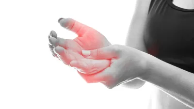 Sıklıkla el ve ayak parmaklarında, kollarda ve baş çevresinde görülebilen