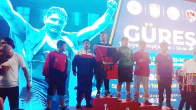 Şefaatli Atatürk Ortaokulu öğrencisi Hamza Gül, Türkiye Güreş Federasyonu'nun düzenlediği