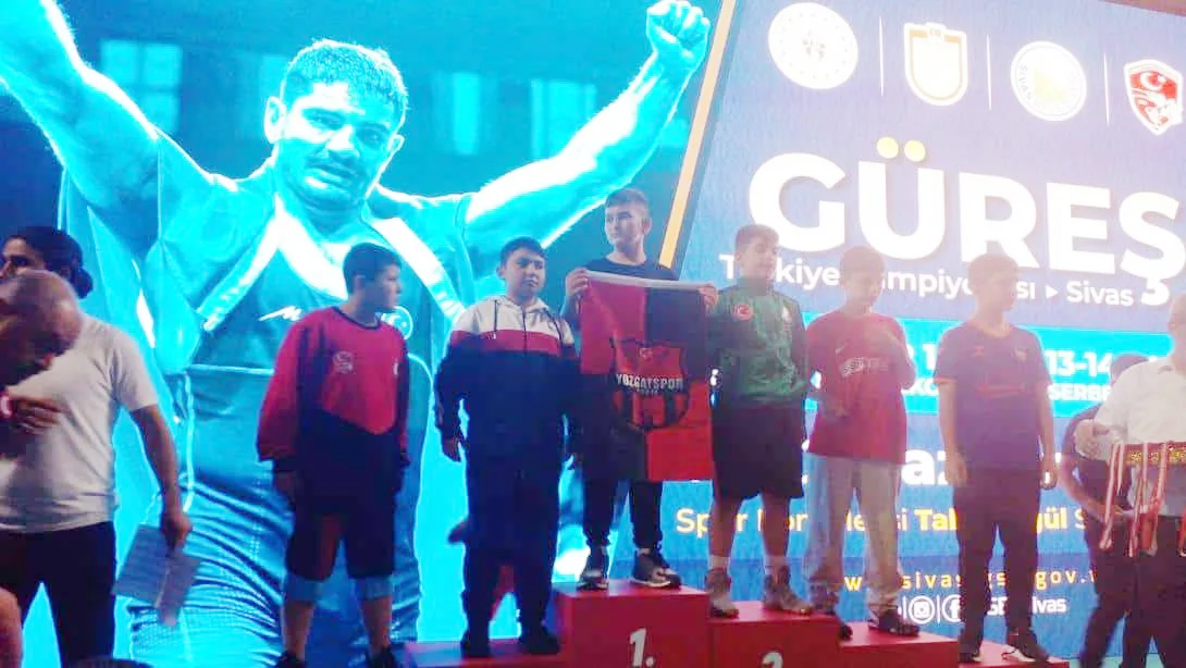 Şefaatli Atatürk Ortaokulu öğrencisi Hamza Gül, Türkiye Güreş Federasyonu'nun düzenlediği