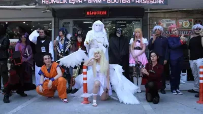 Ankara'nın Çankaya bölgesinde yeni açılan bir figür mağazasının açılışında, kostüm