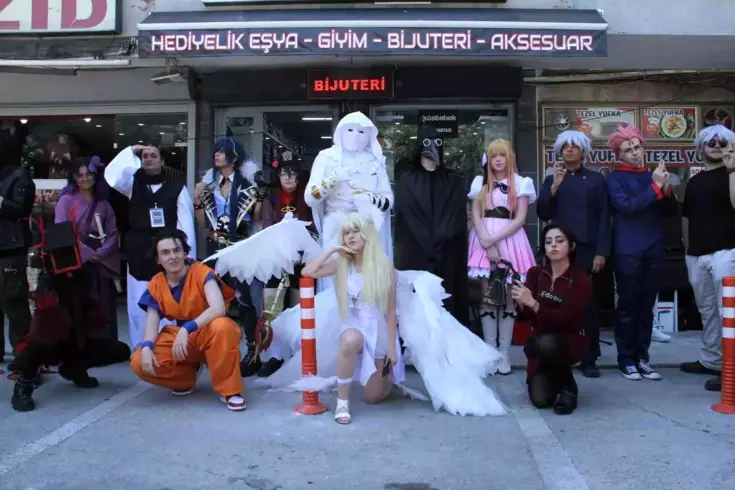 Ankara'nın Çankaya bölgesinde yeni açılan bir figür mağazasının açılışında, kostüm