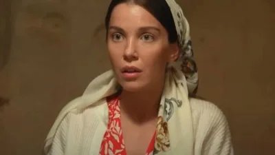 'Distant City' dizisinin ana karakteri Yaren Güldiken ve aktör Burak