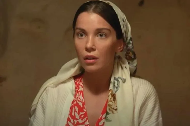 'Distant City' dizisinin ana karakteri Yaren Güldiken ve aktör Burak