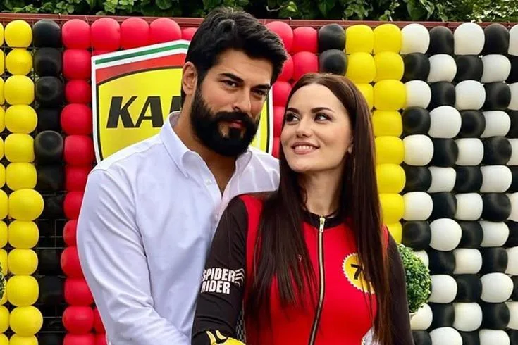 Bir süredir ailesiyle sakin bir hayat yaşayan Fahriye Evcen, görüntüsündeki