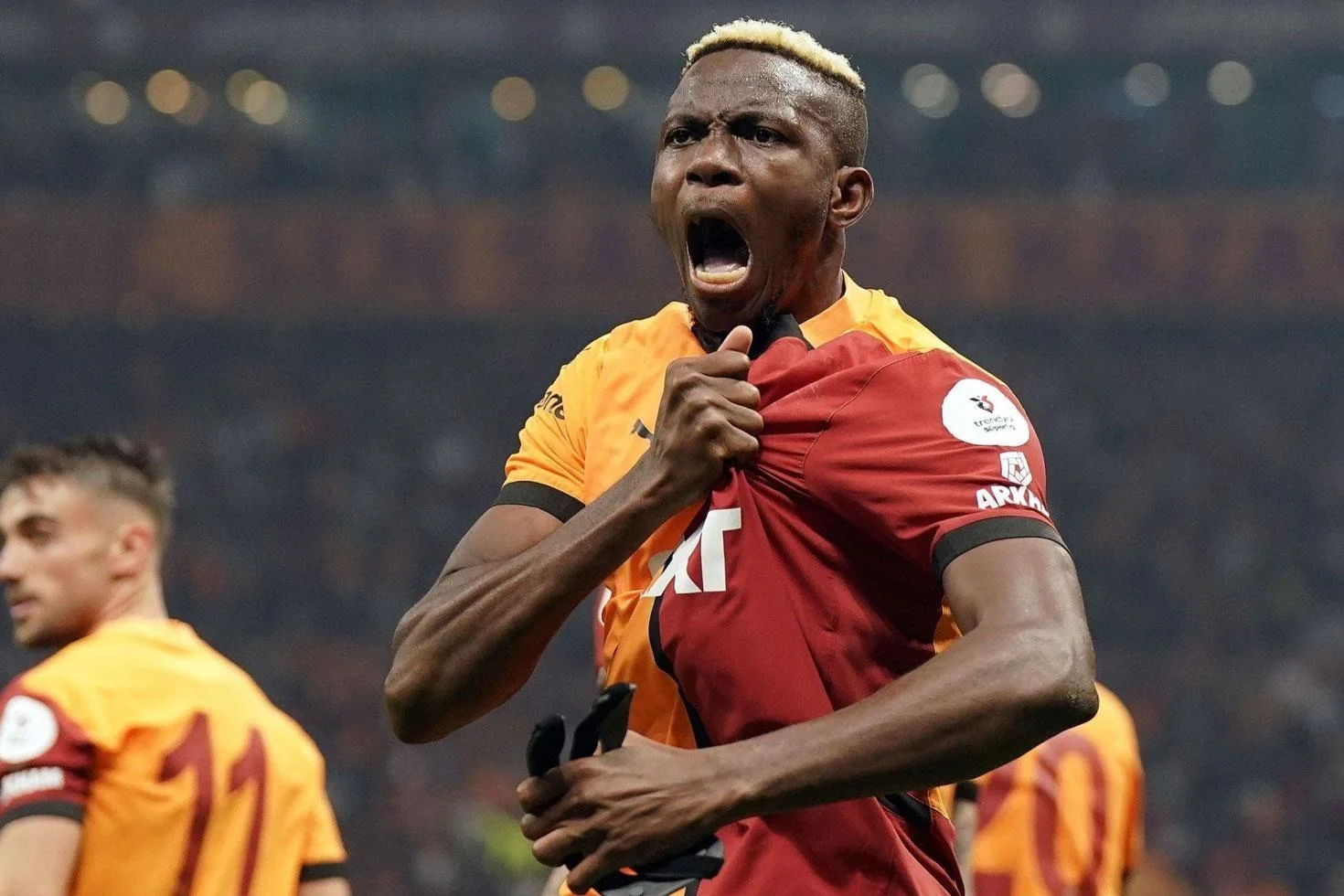 Fenerbahçe, Victor Osimhen adlı Nijeryalı futbolcu için teklifini Napoli'ye iletti.