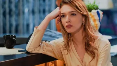 Melisa Döngel, son zamanların popüler oyuncularından biri ve plajda çektirdiği