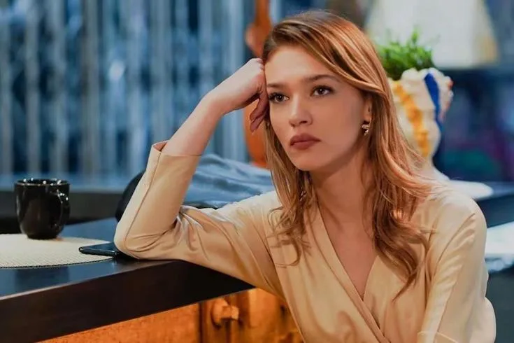 Melisa Döngel, son zamanların popüler oyuncularından biri ve plajda çektirdiği