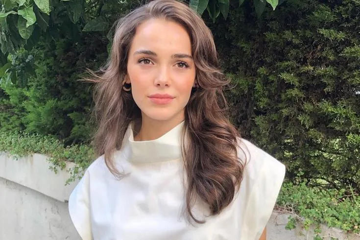 "Son Yaz", "Ya Çok Seversen" ve "Siyah Kalp" gibi popüler