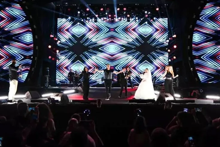 Samsun kentindeki konserde Haluk Levent, düğünlerini bırakarak sahneye gelip çiftetelli