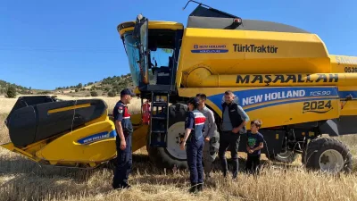 Yozgat’ın Çekerek ilçesinde hububat hasadının başlamasıyla birlikte Jandarma ekipleri biçerdöver