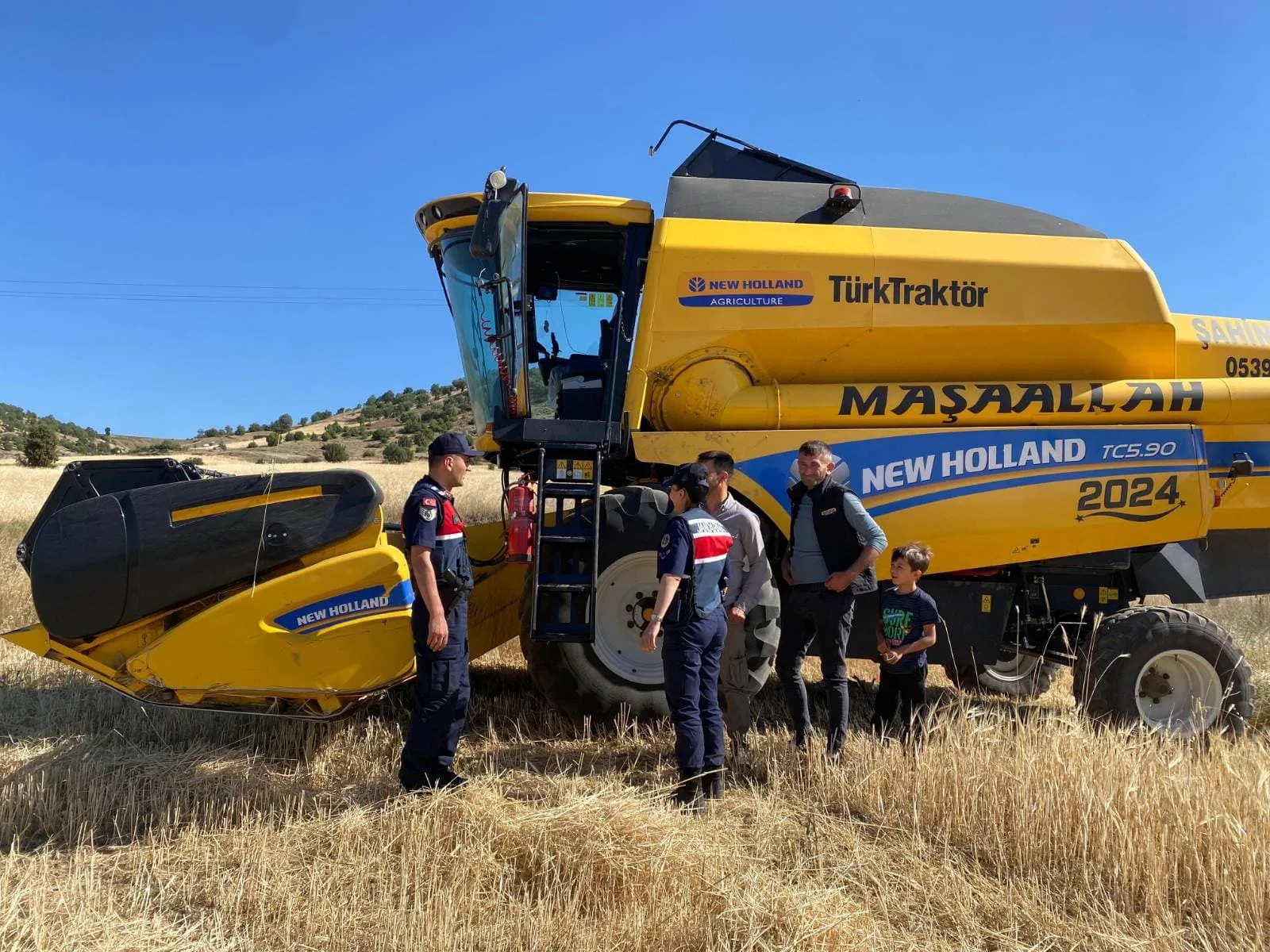 Yozgat’ın Çekerek ilçesinde hububat hasadının başlamasıyla birlikte Jandarma ekipleri biçerdöver