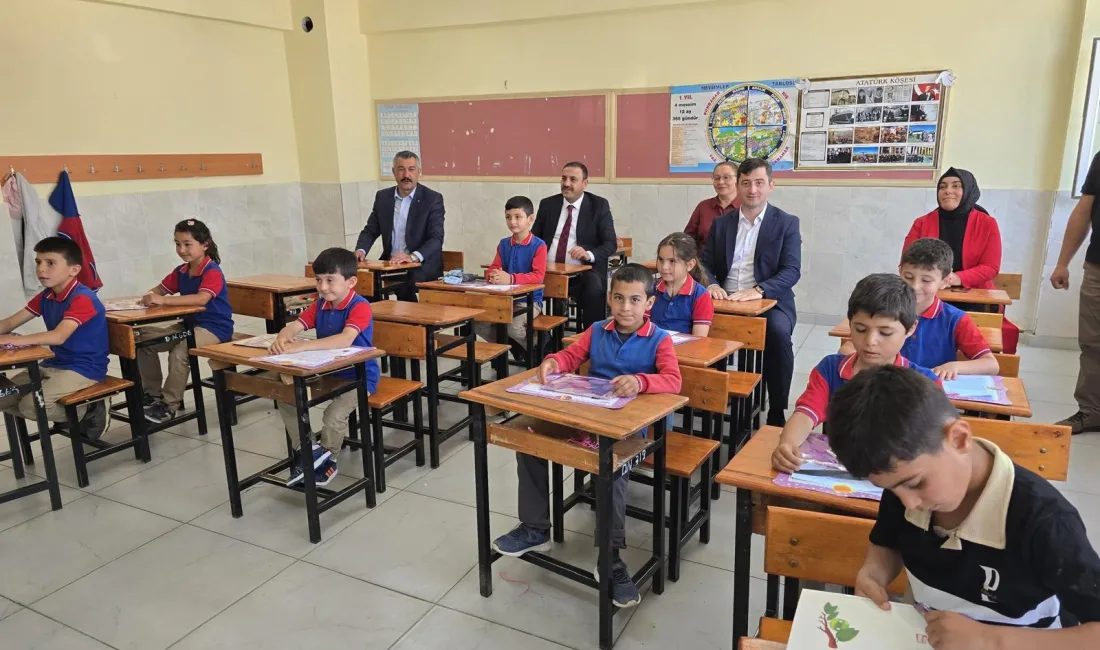 Çiçekdağı Kaymakamı Murat Görmüş, Belediye Başkanı Hasan Hakanoğlu ve İlçe