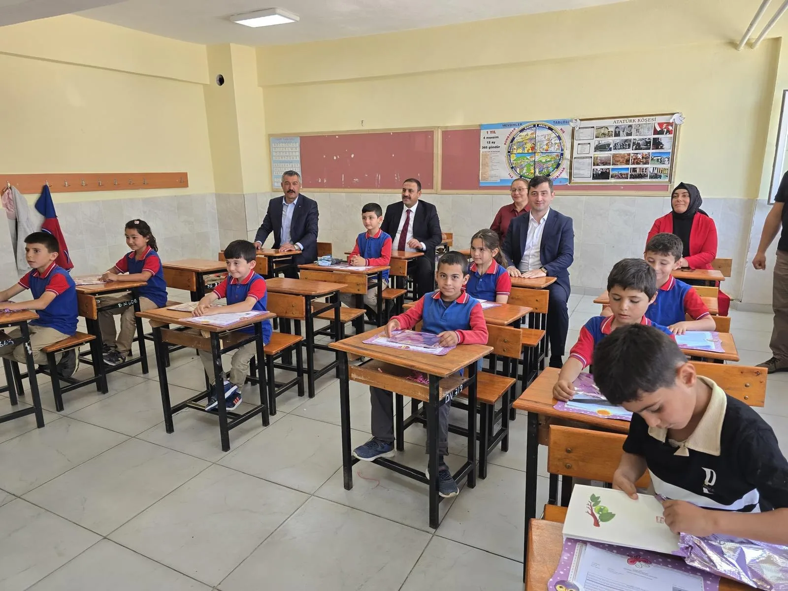 Çiçekdağı Kaymakamı Murat Görmüş, Belediye Başkanı Hasan Hakanoğlu ve İlçe