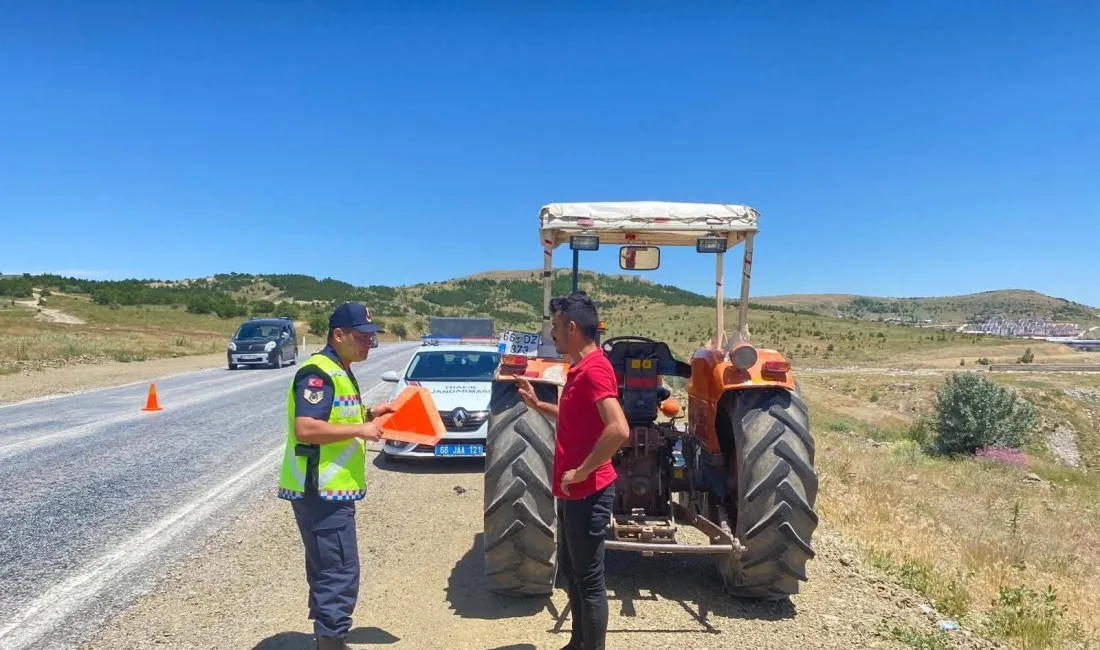 Yozgat İl Jandarma Komutanlığı trafik ekipleri, hasat sezonunun başlamasıyla birlikte